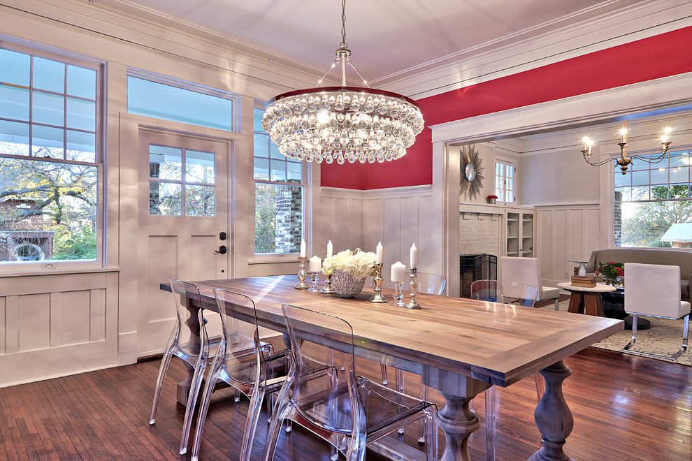 Inspiration pour une salle à manger ouverte sur le salon design avec un mur rose et parquet foncé.