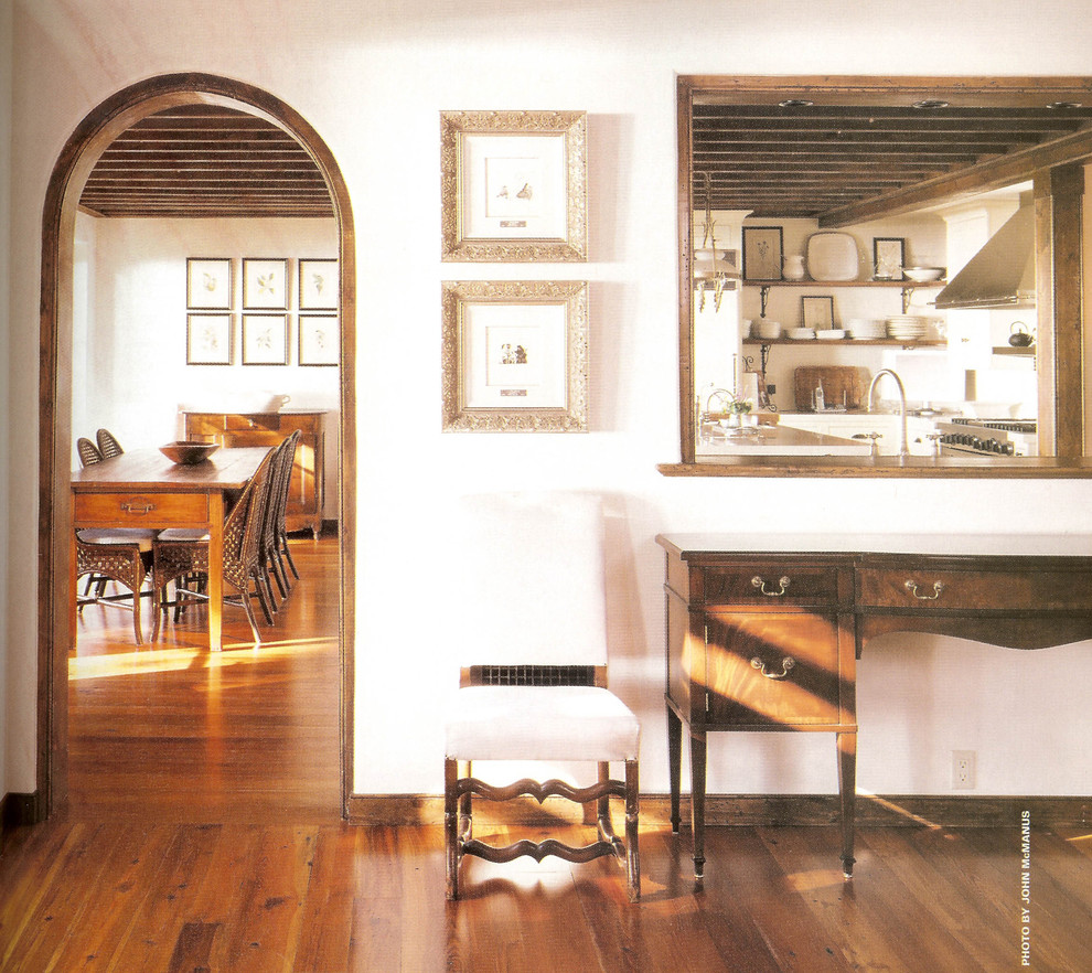 Foto på ett mellanstort medelhavsstil kök med matplats, med vita väggar och ljust trägolv