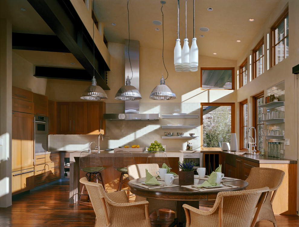 Moderne Wohnküche mit beiger Wandfarbe und dunklem Holzboden in Denver