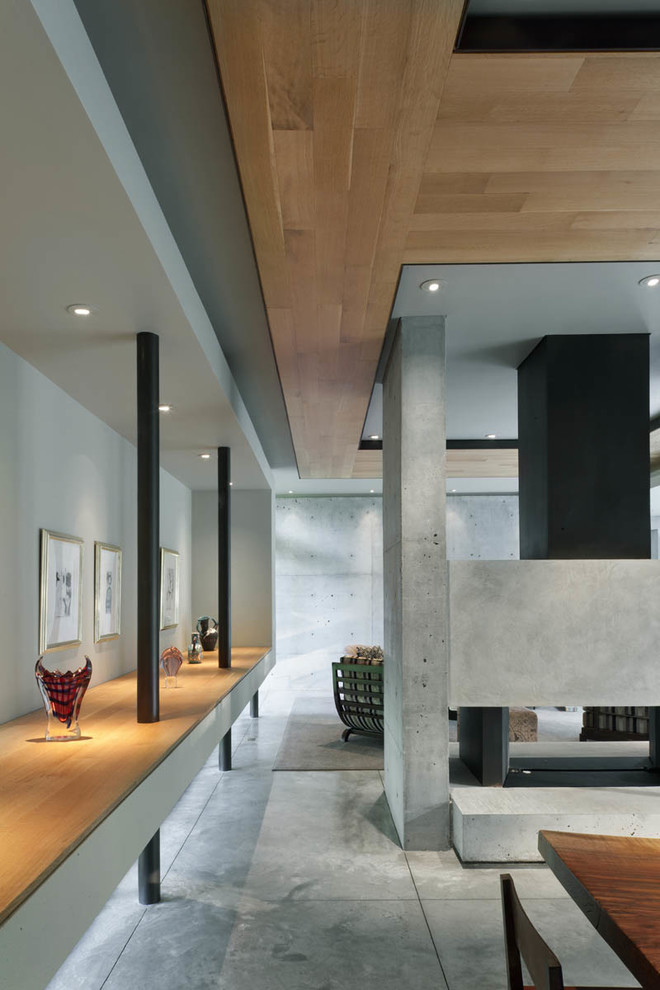 Cette image montre une grande salle à manger ouverte sur la cuisine design avec un mur gris et un sol en carrelage de céramique.