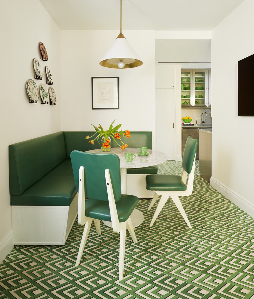 Cette image montre une petite salle à manger design avec un mur blanc, aucune cheminée et un sol multicolore.