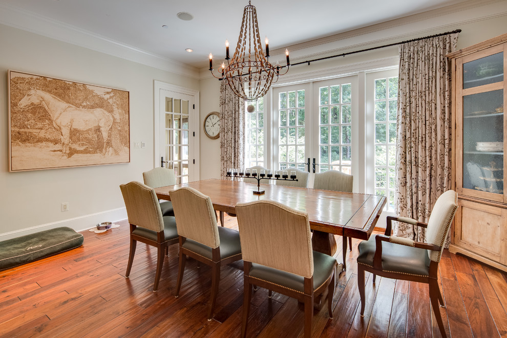 Exemple d'une grande salle à manger ouverte sur la cuisine nature avec un mur gris et un sol en bois brun.