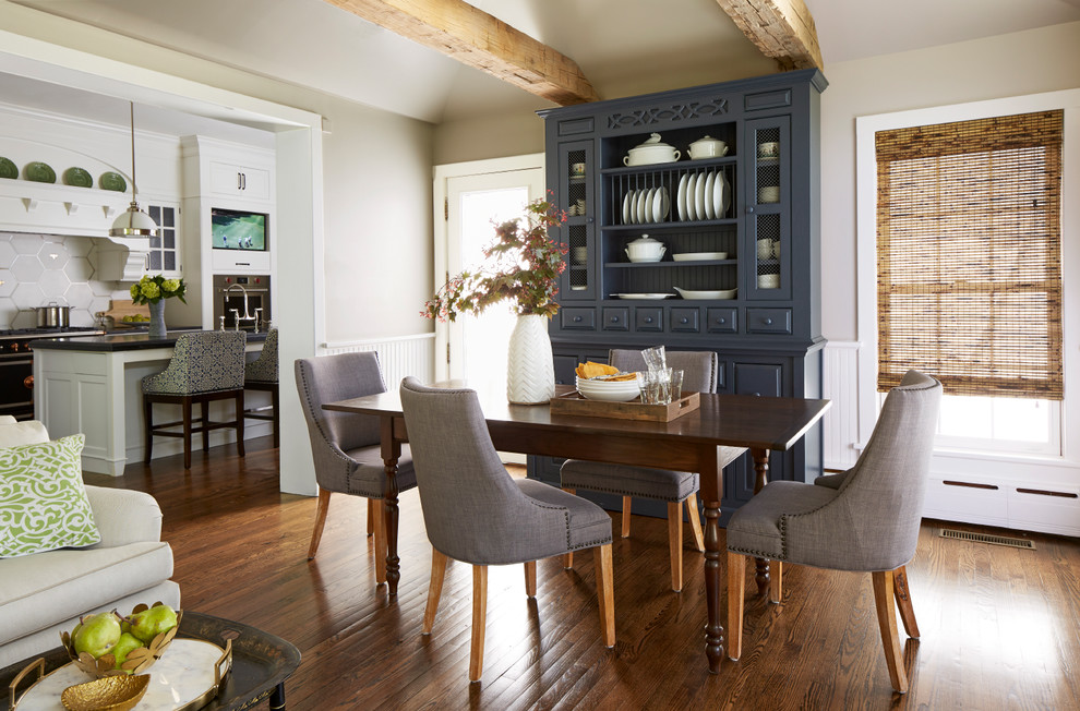 Idee per una sala da pranzo aperta verso il soggiorno tradizionale di medie dimensioni con pareti beige e pavimento in legno massello medio