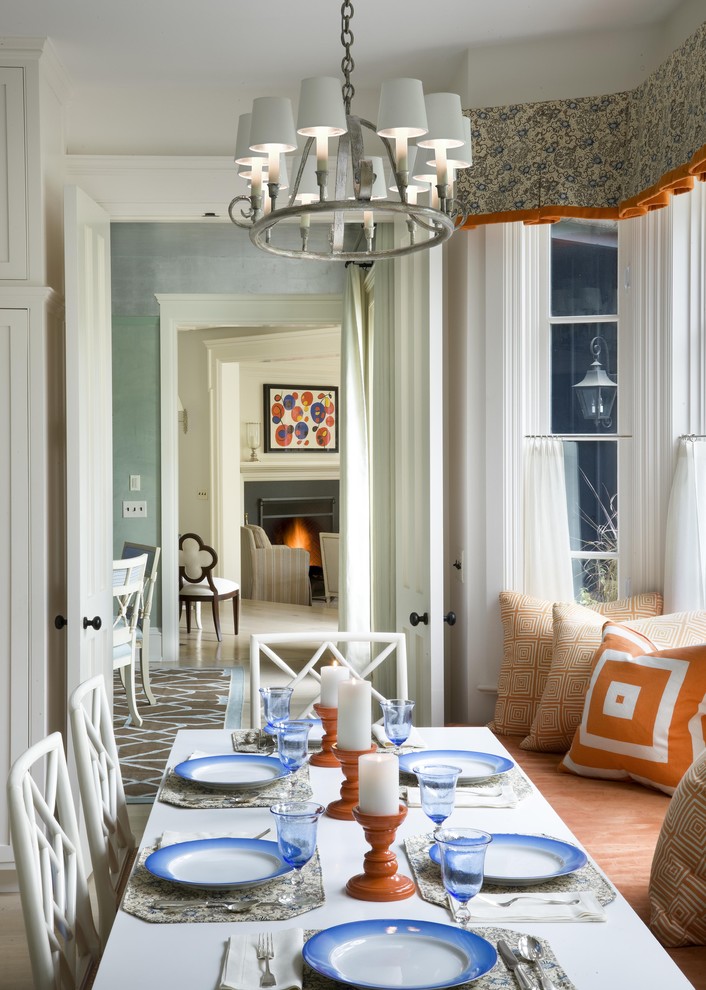 Réalisation d'une salle à manger tradition avec un mur blanc.