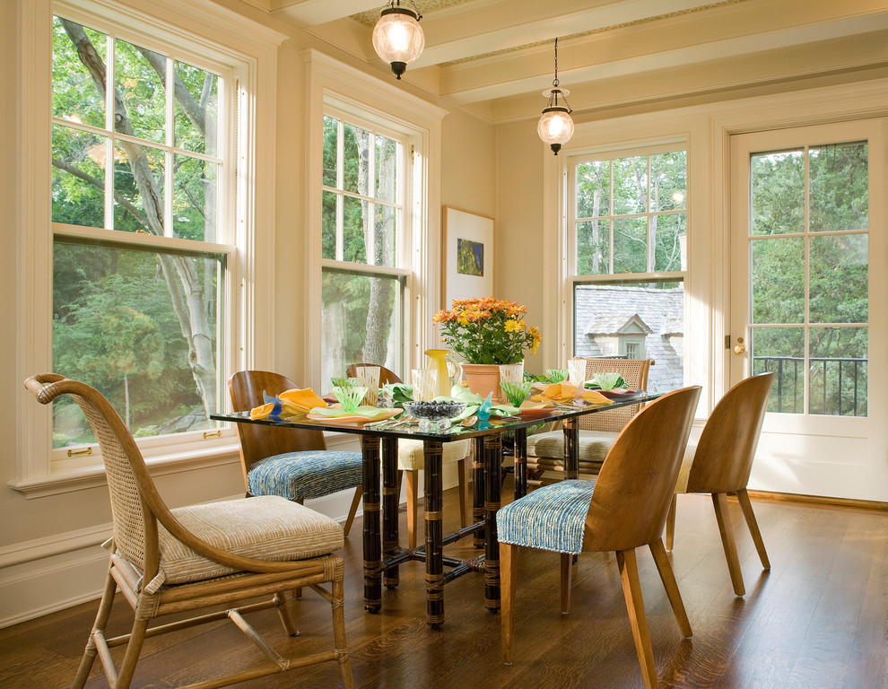 Cette photo montre une salle à manger chic de taille moyenne avec un mur beige, parquet foncé et un sol marron.