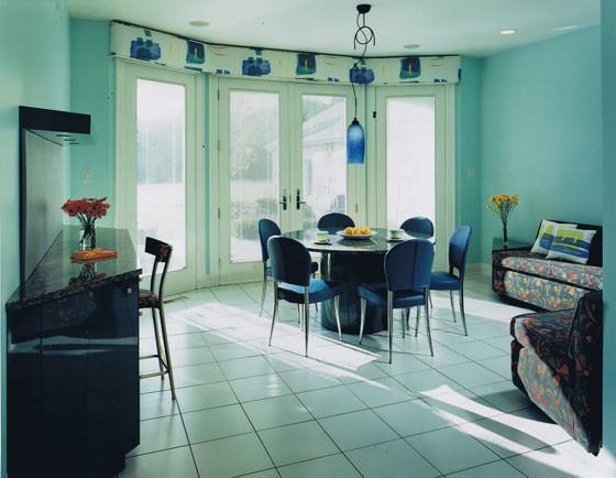 Inredning av en klassisk mellanstor separat matplats, med blå väggar, klinkergolv i keramik och vitt golv