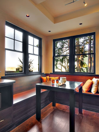 На фото: маленькая кухня-столовая в современном стиле с бежевыми стенами и паркетным полом среднего тона для на участке и в саду с