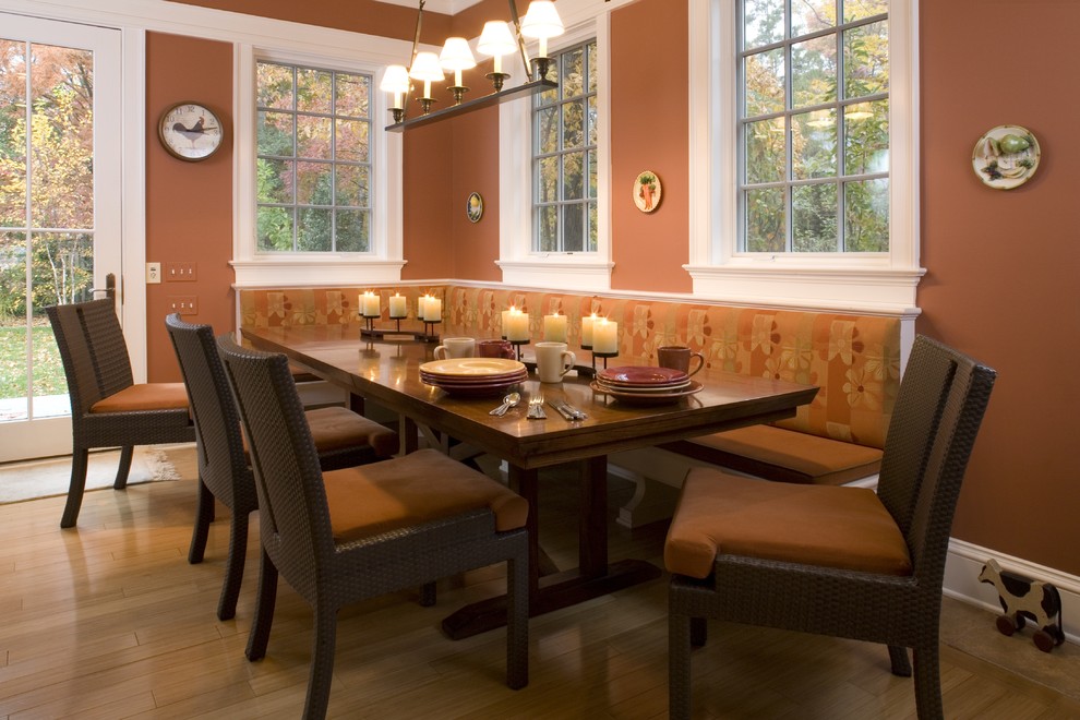 Свежая идея для дизайна: столовая в современном стиле с оранжевыми стенами - отличное фото интерьера