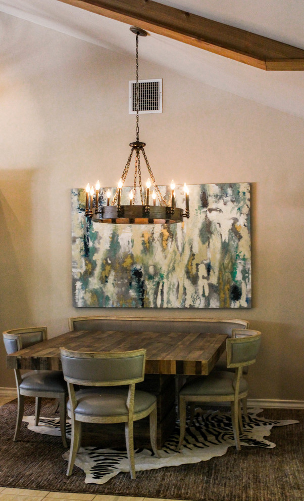 Klassisches Esszimmer mit beiger Wandfarbe und Porzellan-Bodenfliesen in Austin