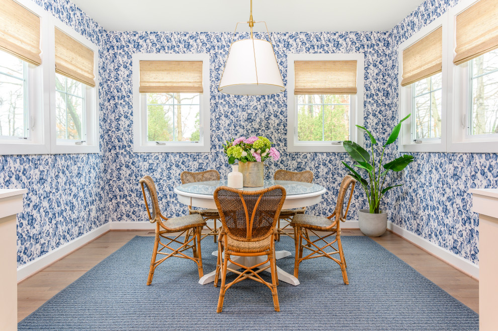 На фото: столовая в морском стиле с синими стенами, паркетным полом среднего тона, коричневым полом и обоями на стенах с