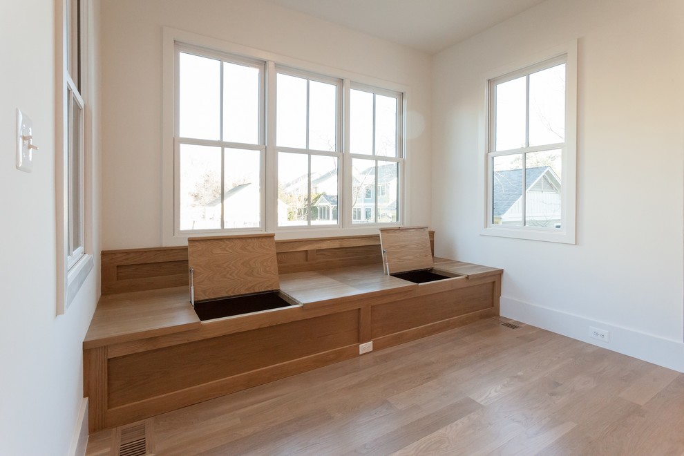 Foto de comedor actual abierto con paredes blancas, suelo de madera clara y suelo beige