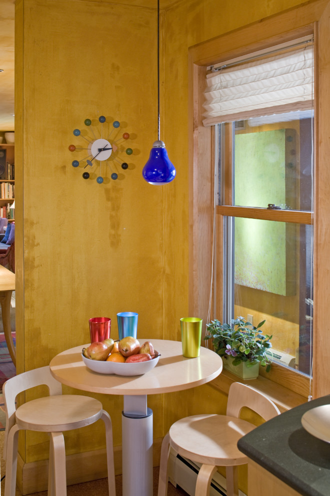Cette photo montre une salle à manger éclectique avec un mur blanc.