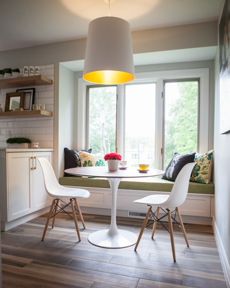 Ispirazione per una piccola sala da pranzo aperta verso la cucina minimalista con pareti grigie, pavimento in legno massello medio, nessun camino e pavimento marrone