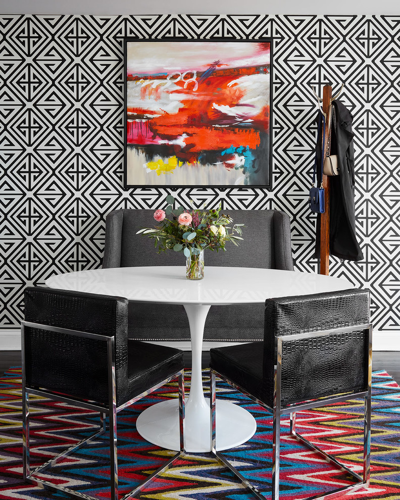 Immagine di una sala da pranzo aperta verso la cucina design di medie dimensioni con pareti multicolore, parquet scuro e pavimento marrone