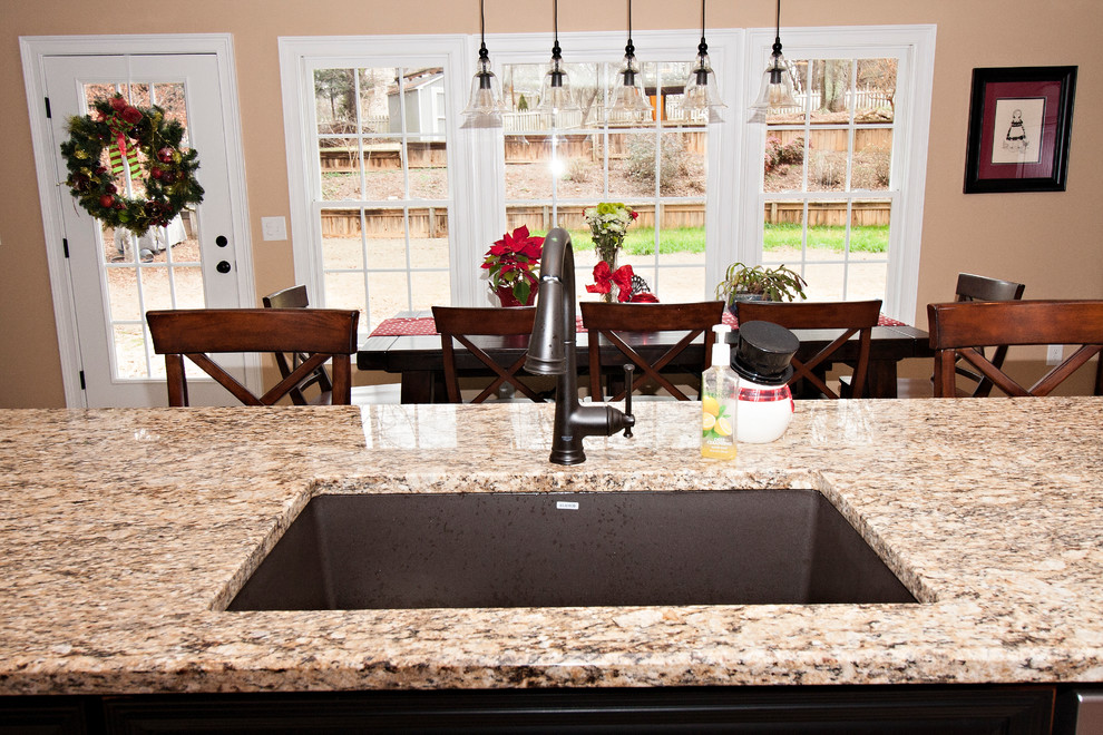 На фото: кухня-столовая среднего размера в классическом стиле с коричневыми стенами, полом из керамической плитки и бежевым полом без камина