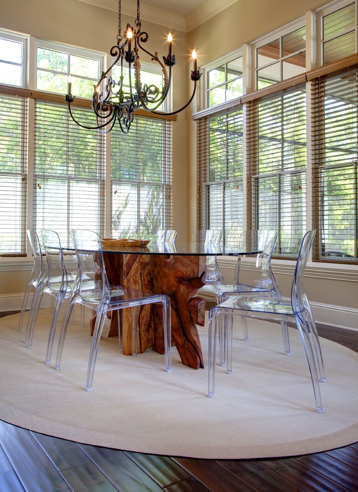 Immagine di una sala da pranzo classica con pareti beige e parquet scuro