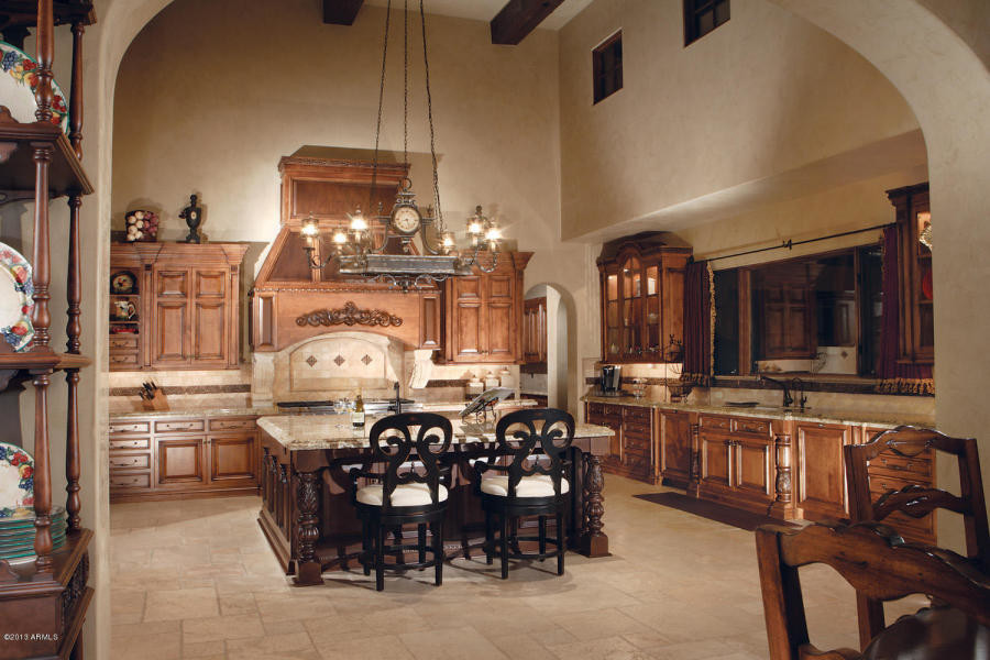 Imagen de comedor de cocina tradicional extra grande sin chimenea con paredes beige y suelo de baldosas de porcelana