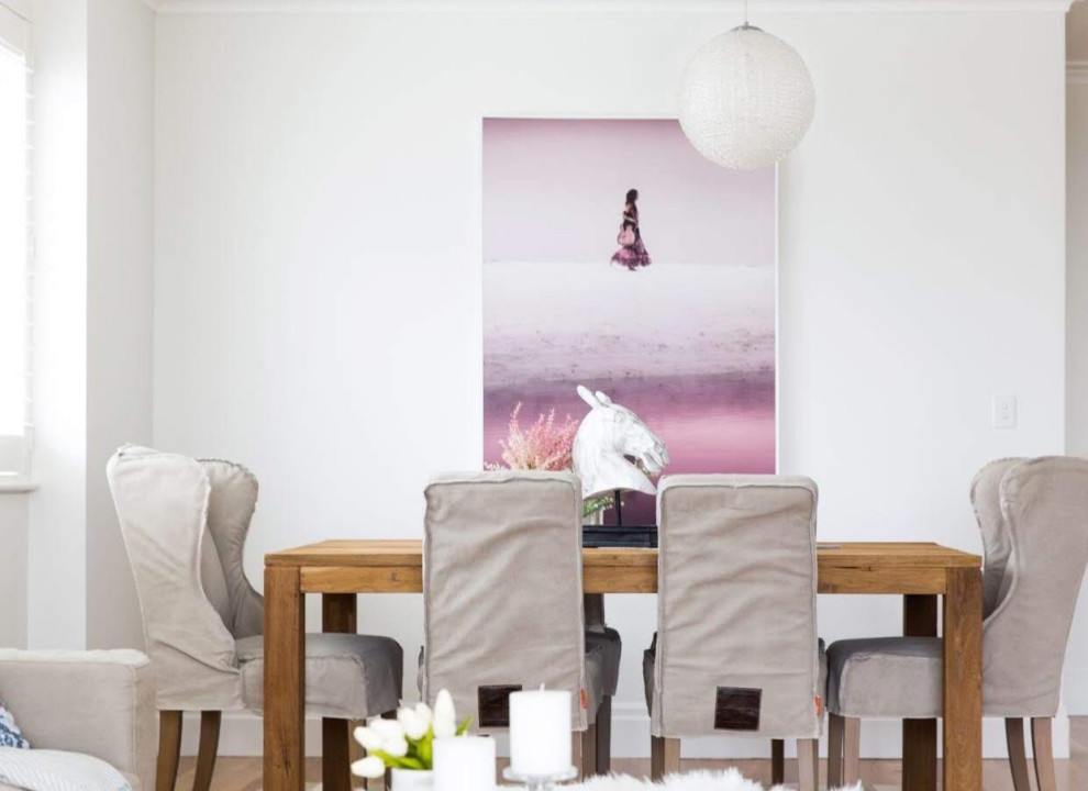 Idée de décoration pour une petite salle à manger ouverte sur le salon marine avec un mur blanc et un sol en bois brun.