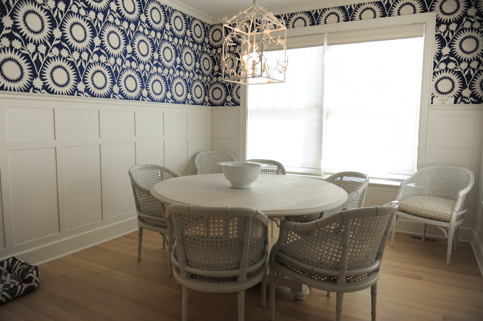 Ispirazione per una grande sala da pranzo aperta verso la cucina stile marinaro con pareti blu, parquet chiaro e pavimento beige