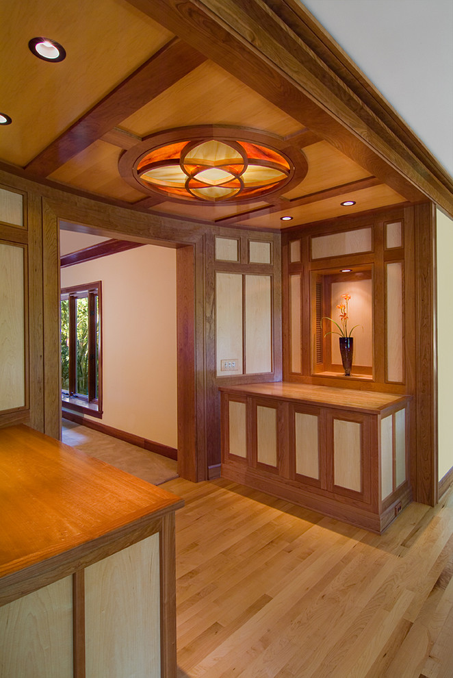 Modernes Esszimmer mit braunem Holzboden in Cincinnati