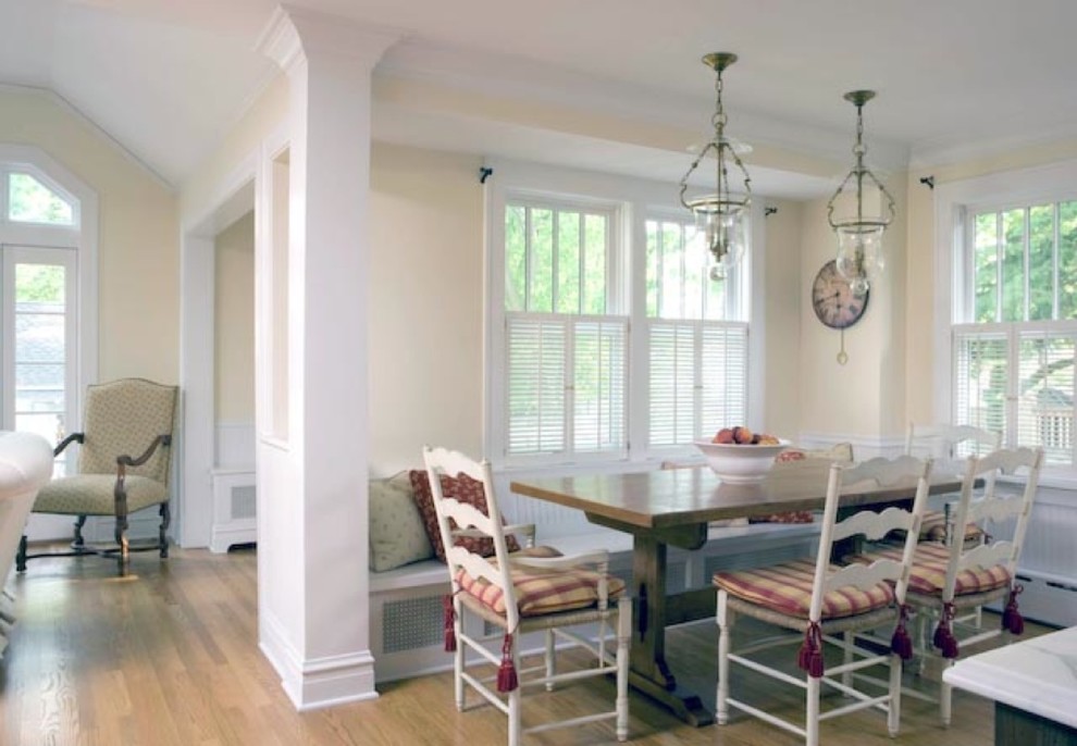 Exemple d'une salle à manger ouverte sur la cuisine chic de taille moyenne avec un mur beige, parquet clair, aucune cheminée et un sol marron.