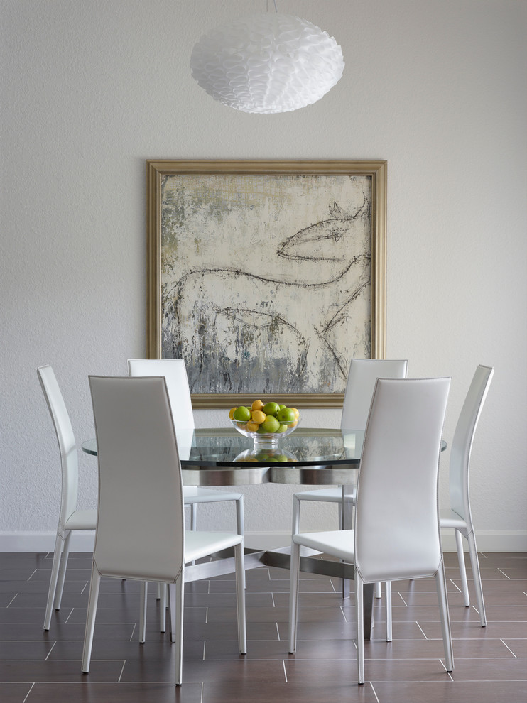 На фото: столовая в стиле неоклассика (современная классика) с белыми стенами с