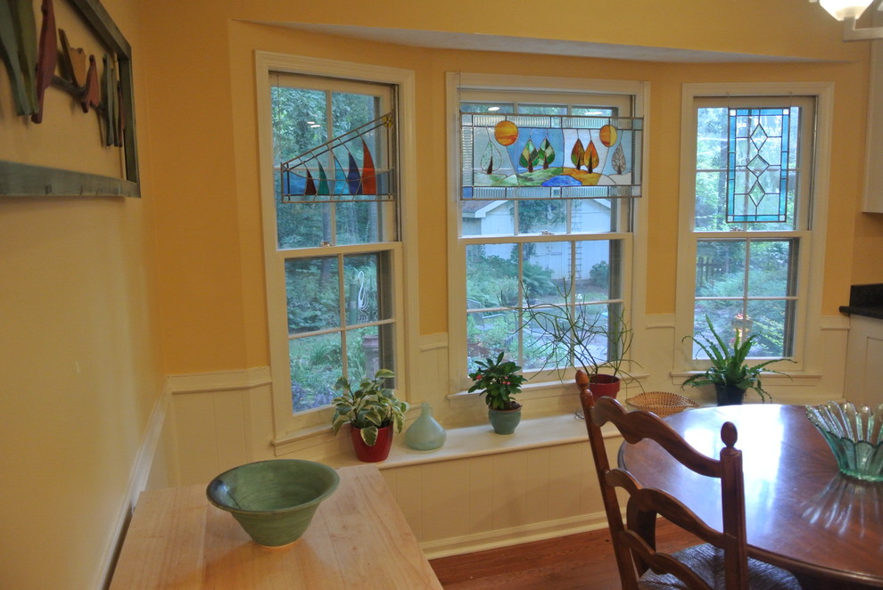 Esempio di una sala da pranzo aperta verso la cucina stile americano di medie dimensioni con pareti gialle, parquet chiaro, nessun camino e pavimento beige
