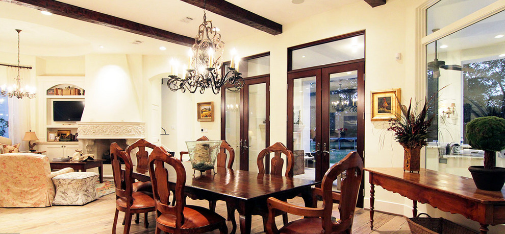 На фото: кухня-столовая в классическом стиле с бежевыми стенами и светлым паркетным полом
