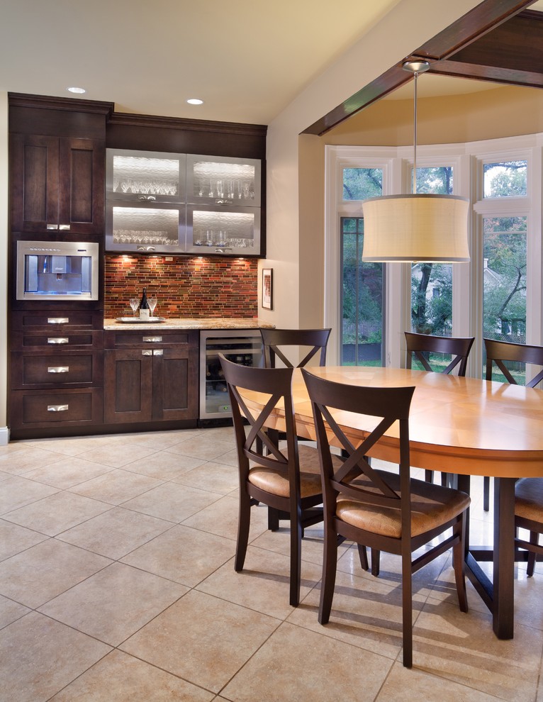 Cette photo montre une salle à manger ouverte sur la cuisine tendance de taille moyenne avec un mur beige, un sol en carrelage de céramique, aucune cheminée et un sol beige.