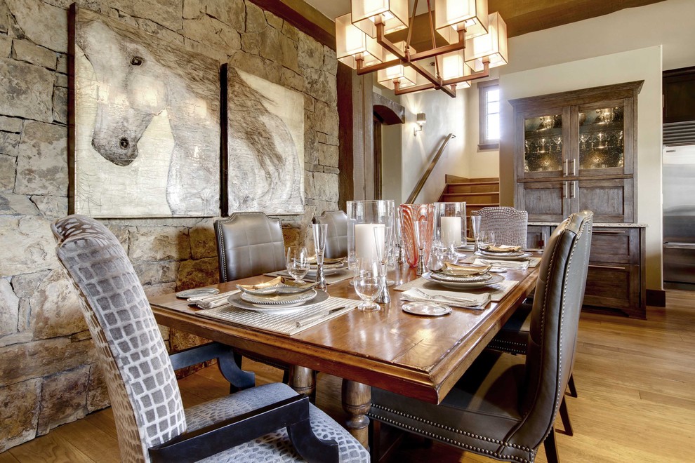 Esempio di una sala da pranzo rustica con pareti bianche e pavimento in legno massello medio