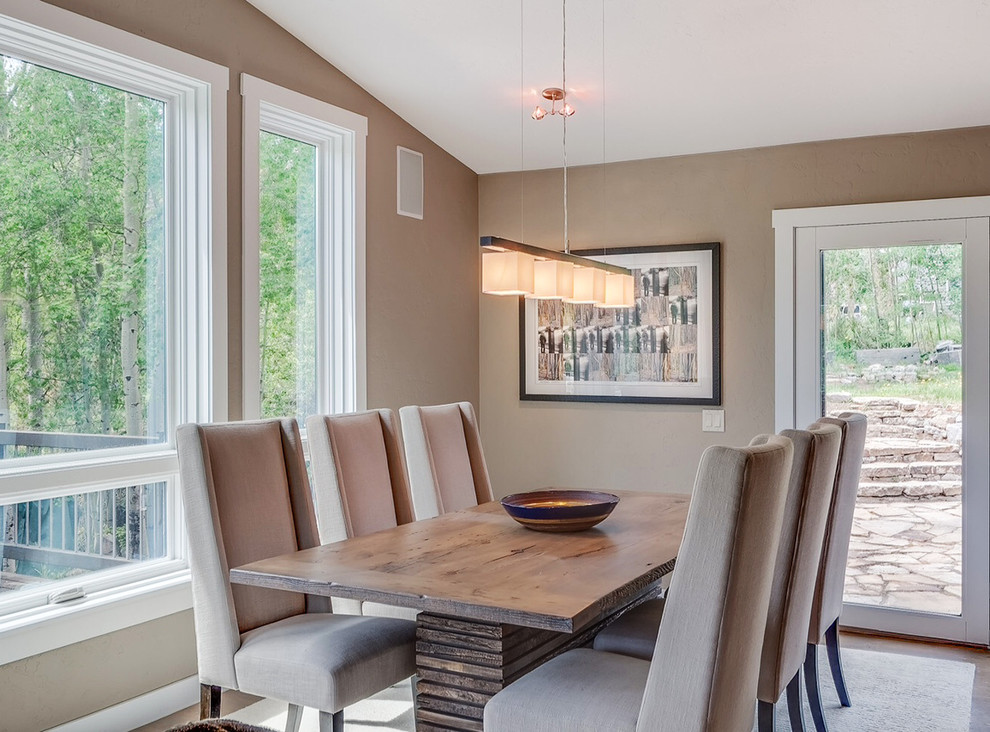 Cette image montre une salle à manger design avec un mur beige.