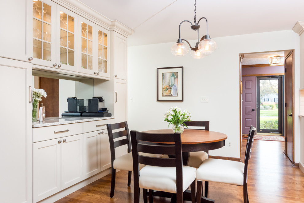 Idées déco pour une salle à manger ouverte sur la cuisine classique de taille moyenne avec un mur blanc, un sol en bois brun, aucune cheminée et un sol marron.