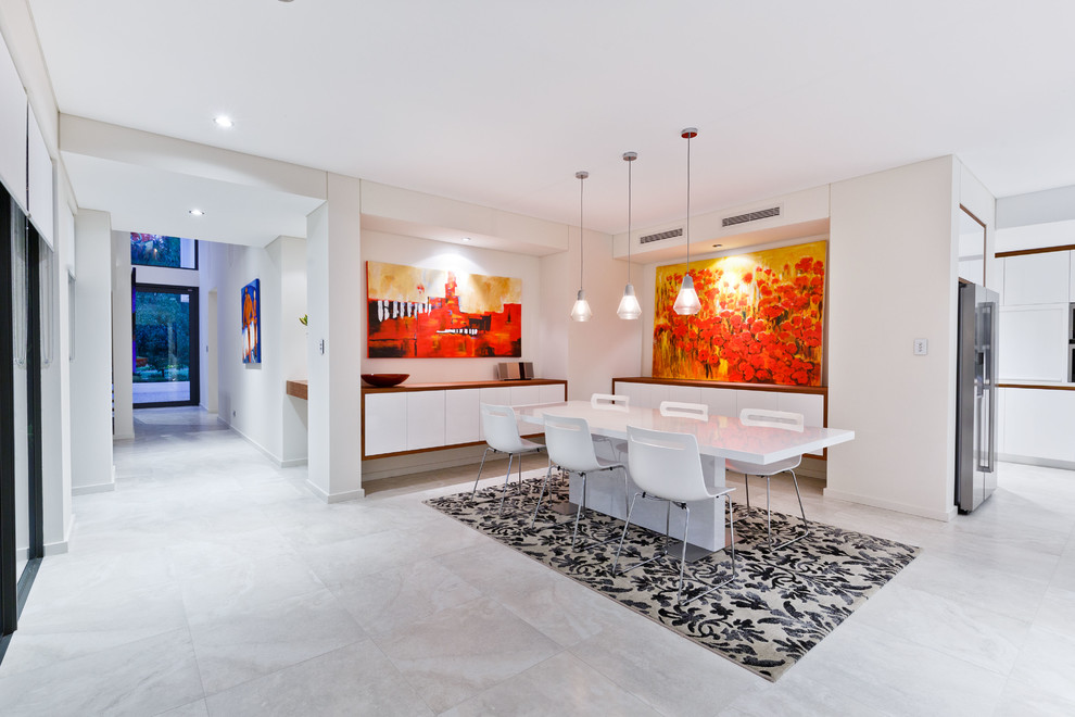 Foto di una grande sala da pranzo aperta verso il soggiorno contemporanea con pareti bianche, pavimento con piastrelle in ceramica e pavimento grigio