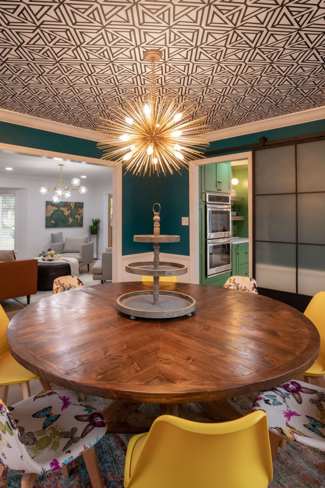 Inspiration pour une salle à manger traditionnelle fermée et de taille moyenne avec un mur vert, parquet clair, un sol beige, un plafond en papier peint et boiseries.
