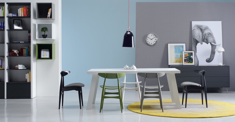 Esempio di una sala da pranzo aperta verso il soggiorno scandinava con pareti blu e pavimento in vinile