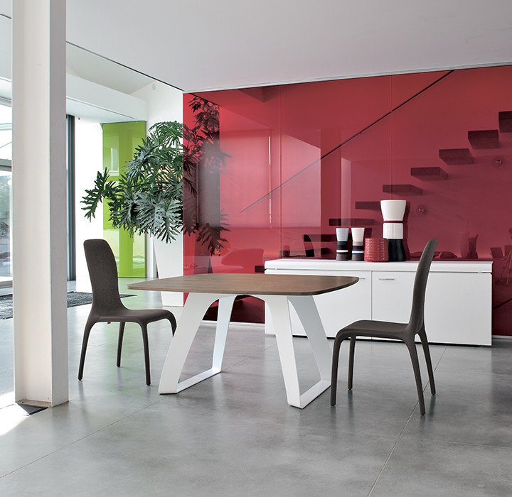 Источник вдохновения для домашнего уюта: большая гостиная-столовая в современном стиле с красными стенами и серым полом
