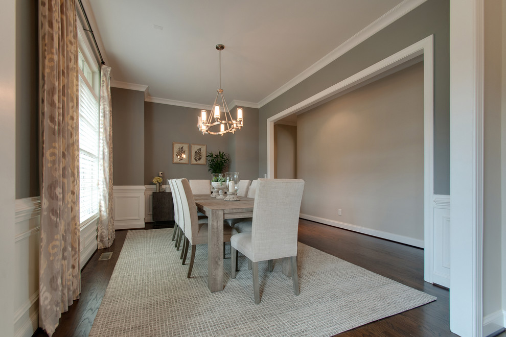 Immagine di una sala da pranzo minimalista di medie dimensioni con pareti grigie, parquet scuro e pavimento marrone
