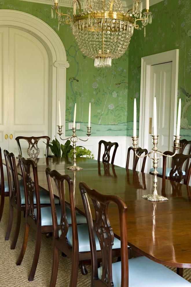 Cette image montre une salle à manger traditionnelle fermée avec un mur vert.