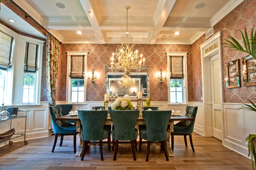 Ispirazione per una sala da pranzo classica chiusa con pareti multicolore e pavimento in legno massello medio
