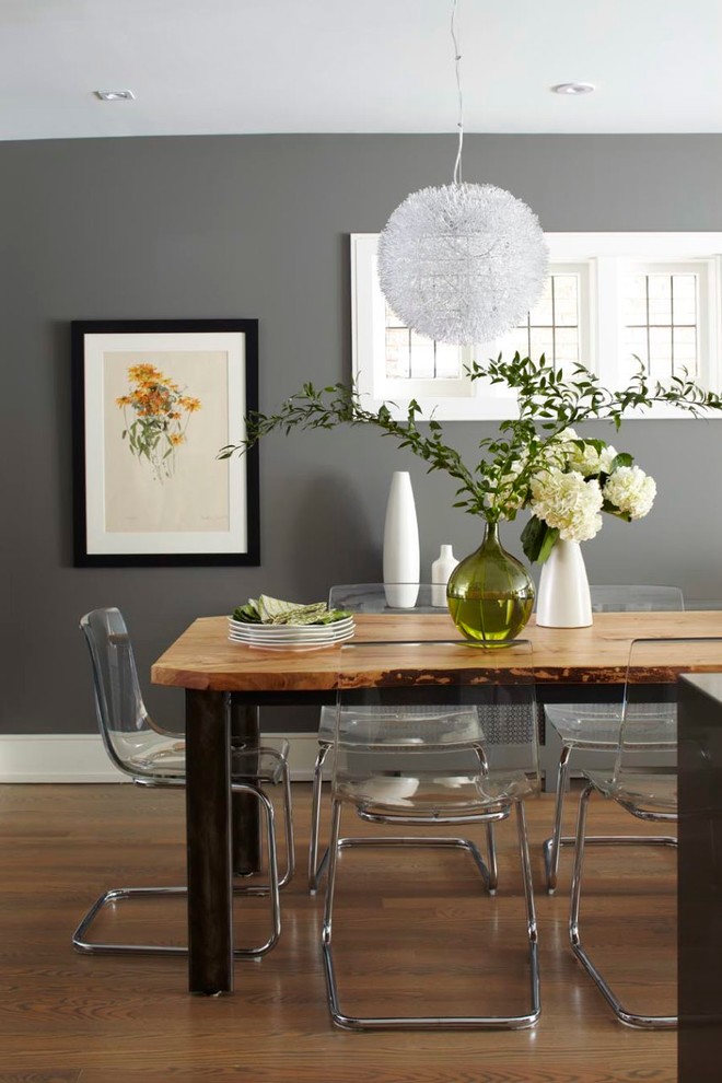 Immagine di una sala da pranzo minimal con pareti grigie, pavimento in legno massello medio e pavimento beige