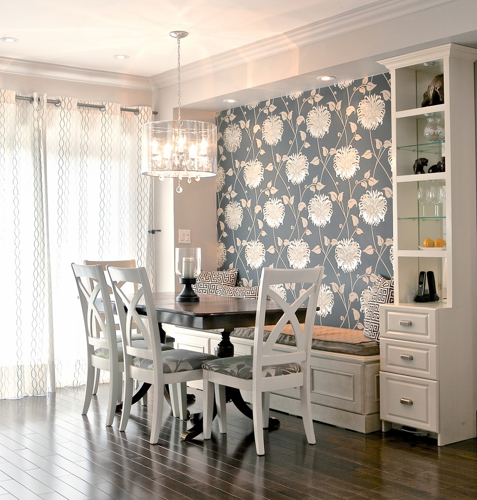 Exemple d'une petite salle à manger ouverte sur la cuisine chic avec un mur gris et parquet foncé.