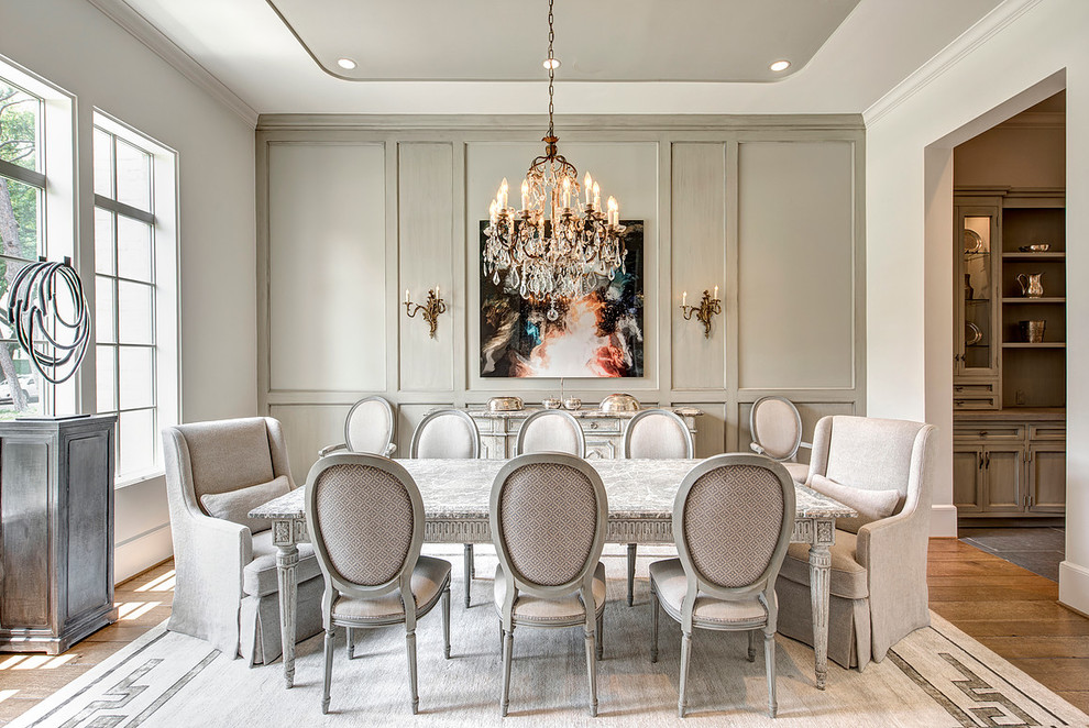 Idée de décoration pour une salle à manger tradition avec un mur blanc, un sol en bois brun et un sol marron.