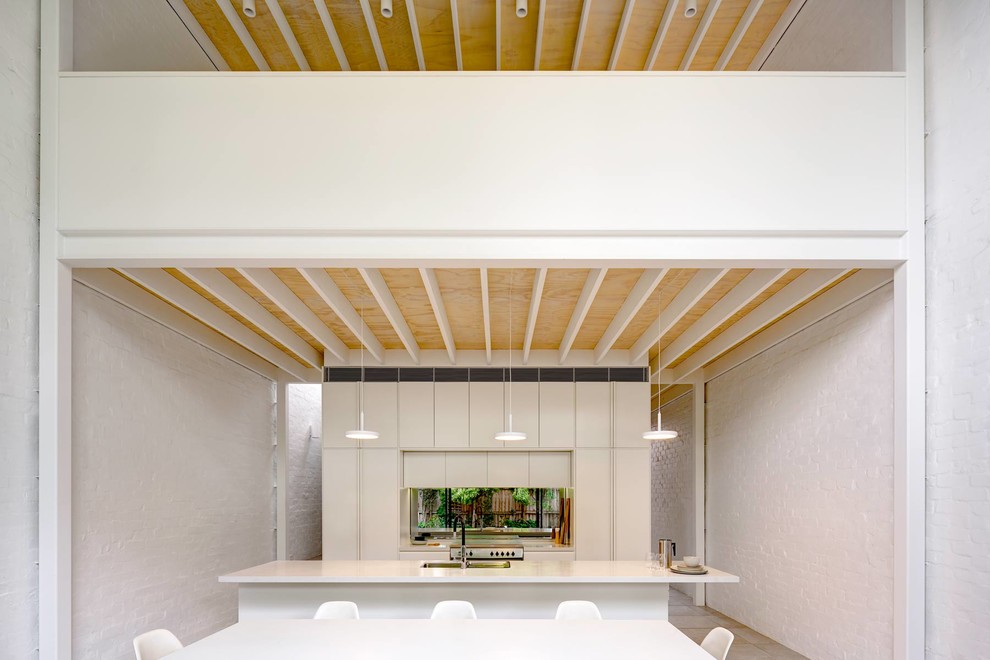 На фото: кухня-столовая среднего размера в современном стиле с белыми стенами, полом из керамогранита и серым полом без камина