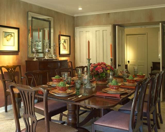 This is an example of a classic dining room in Los Angeles.