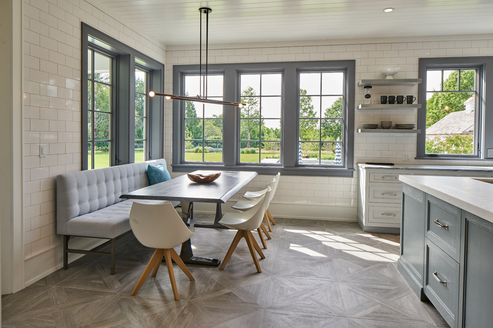 Modelo de comedor de cocina clásico renovado de tamaño medio sin chimenea con paredes blancas, suelo gris y suelo de madera en tonos medios