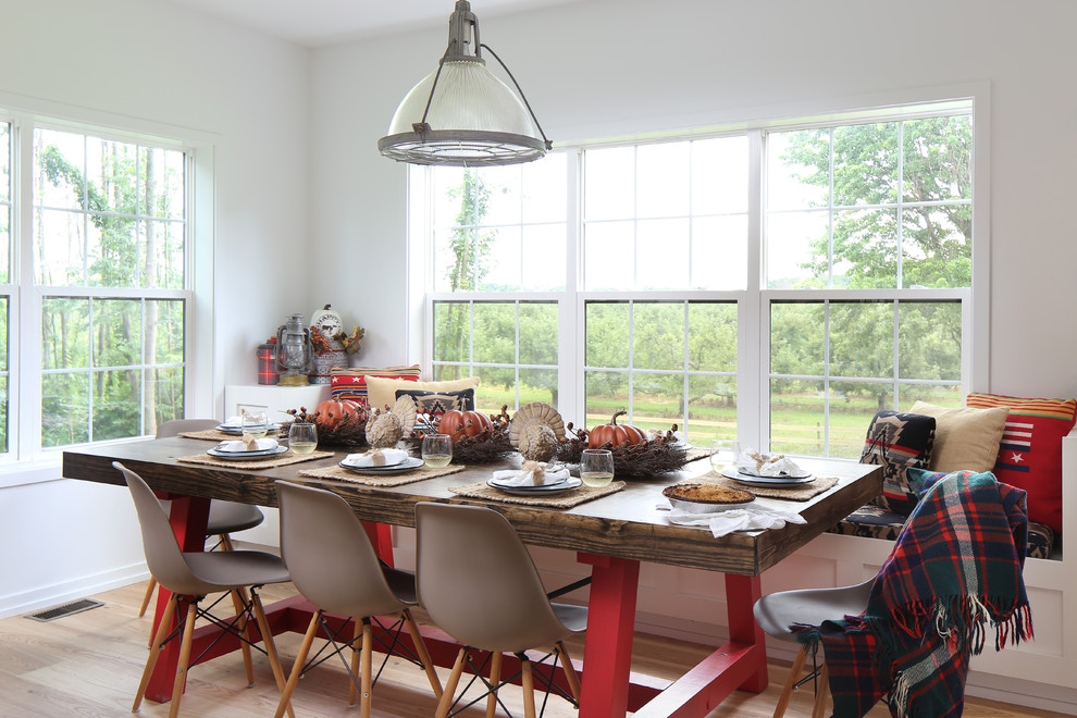 Idee per una sala da pranzo country con pareti bianche, parquet chiaro e pavimento beige