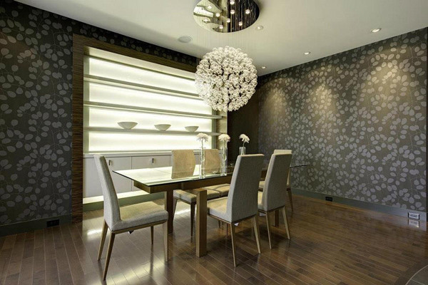 Immagine di una grande sala da pranzo aperta verso la cucina minimalista con pavimento in legno massello medio e pareti nere