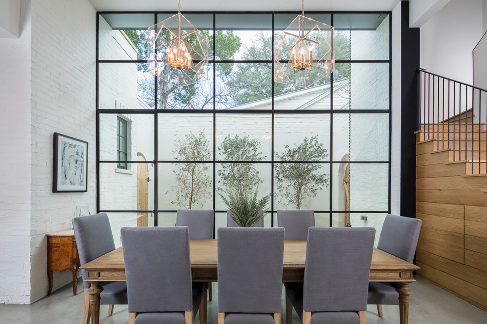 Свежая идея для дизайна: столовая в стиле неоклассика (современная классика) с бетонным полом и серым полом - отличное фото интерьера