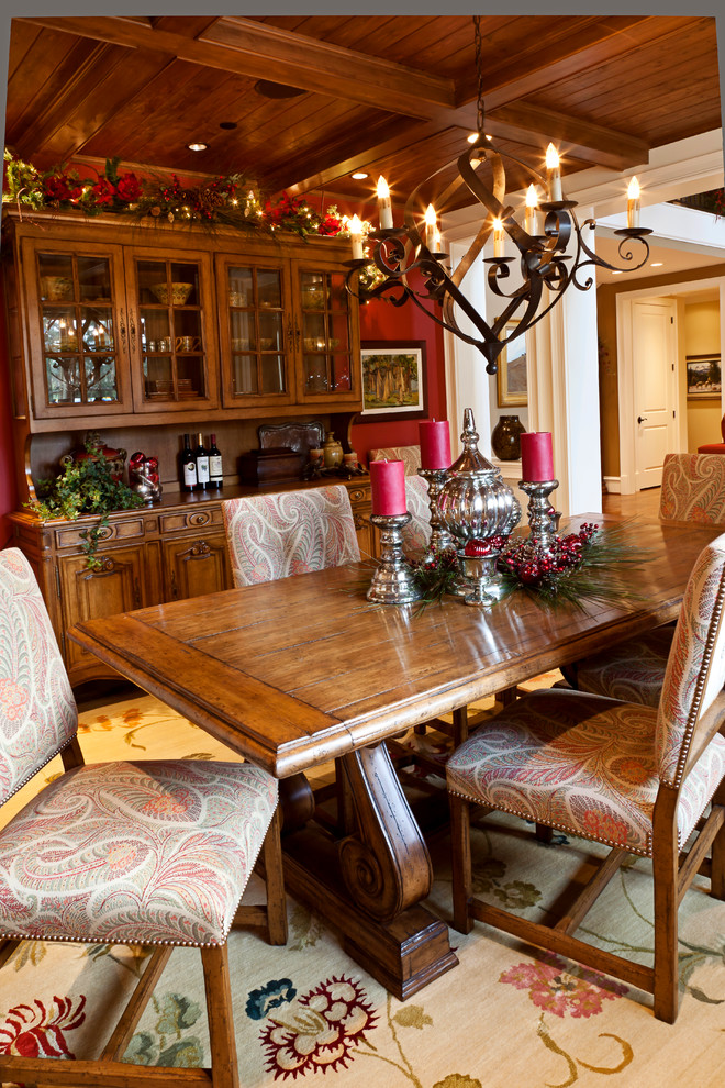 Réalisation d'une salle à manger tradition de taille moyenne avec un mur rouge et parquet foncé.