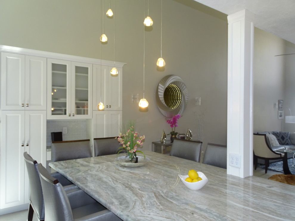 Esempio di una sala da pranzo aperta verso il soggiorno classica di medie dimensioni con pareti grigie, parquet chiaro e pavimento marrone